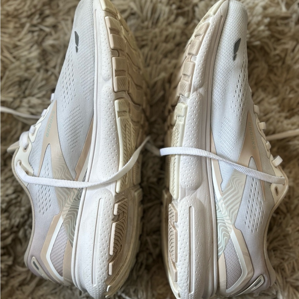 Women’s Brooks Ghost 15 White Sneakers Size 11